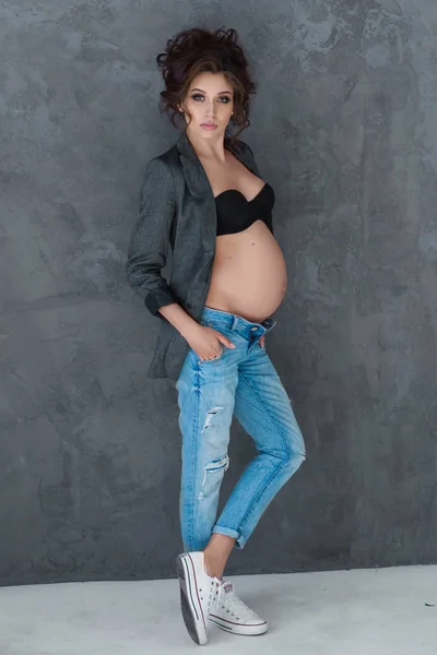 Retrato de uma bela jovem grávida — Fotografia de Stock