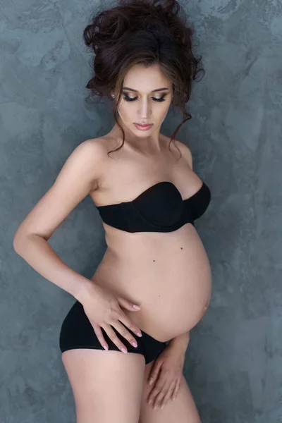 Portrait d'une belle jeune femme enceinte — Photo