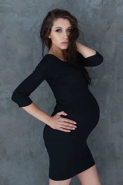 美しい若い妊娠中の女性の肖像画 — ストック写真