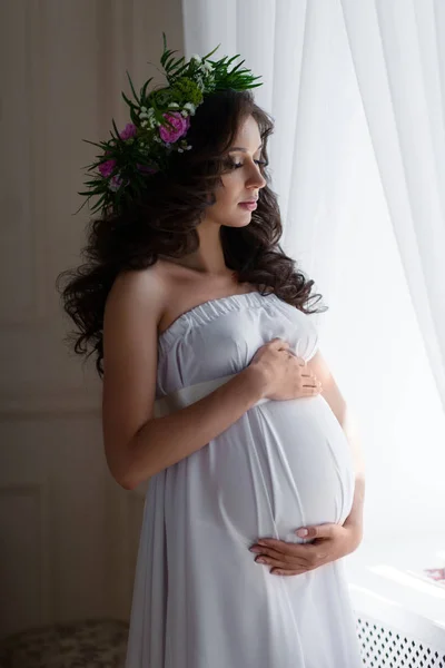 Πορτρέτο του μια όμορφη νεαρή έγκυο γυναίκα — Φωτογραφία Αρχείου