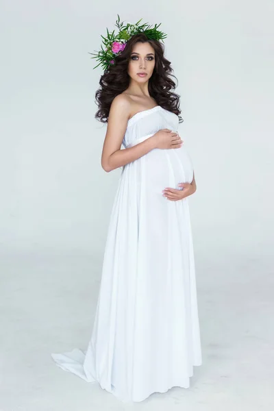 Potret seorang wanita hamil muda yang cantik — Stok Foto