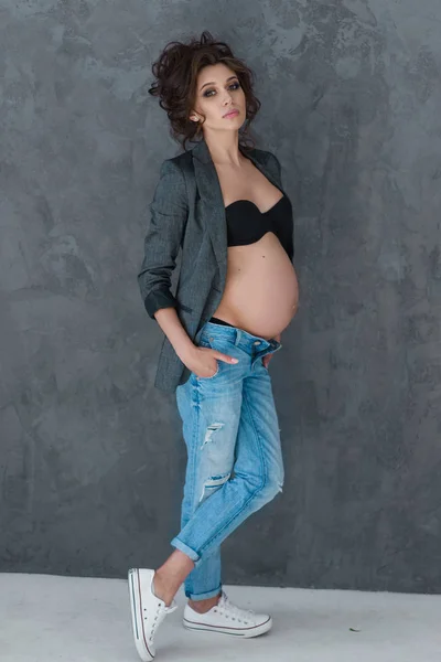 Ritratto di una bella giovane donna incinta — Foto Stock