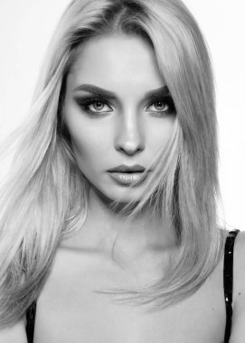 Çekici bir kızın portresi.