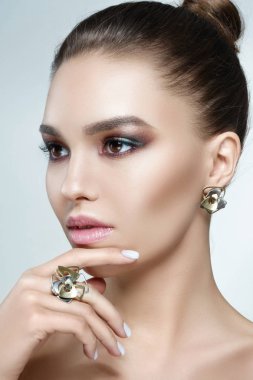 Çekici bir kızın portresi.