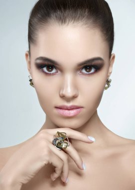 Çekici bir kızın portresi.