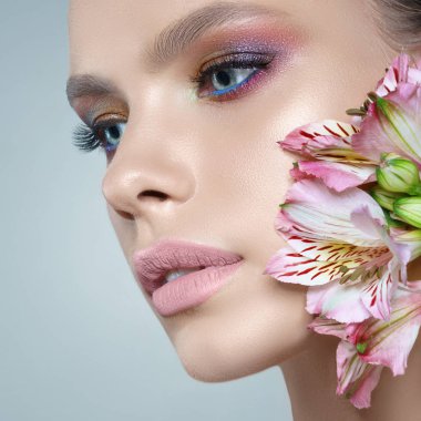 Çekici bir kızın portresi.