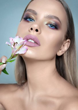 Çekici bir kızın portresi.