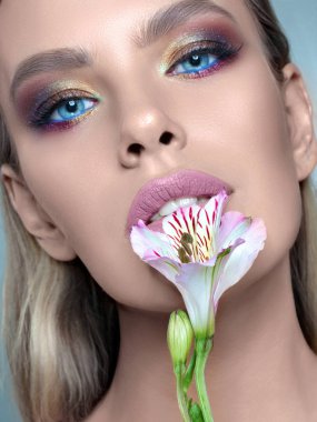 Çekici bir kızın portresi.