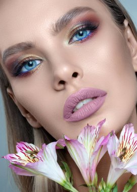 Çekici bir kızın portresi.