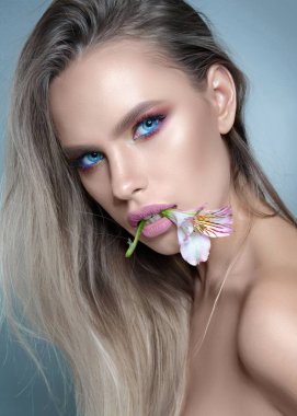 Çekici bir kızın portresi.