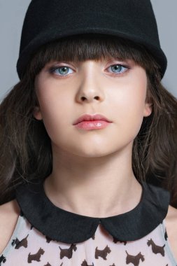 stüdyoda küçük kız portresi