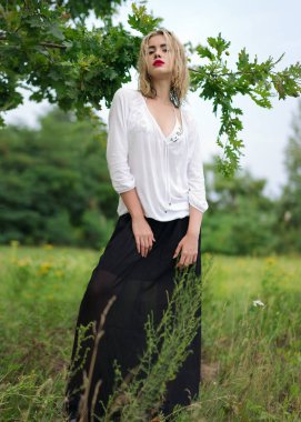 Çekici bir kızın portresi.