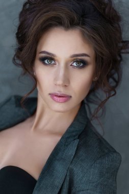 Çekici bir kızın portresi.