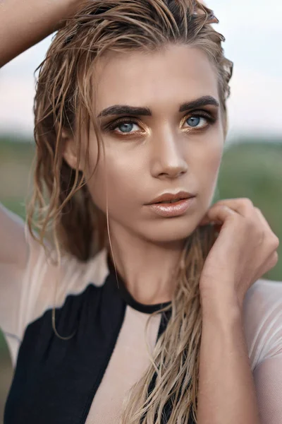 Retrato de uma menina bonita menina glamourosa — Fotografia de Stock