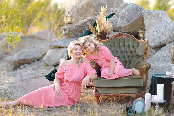 Portret van een gelukkige familie over de aard — Stockfoto
