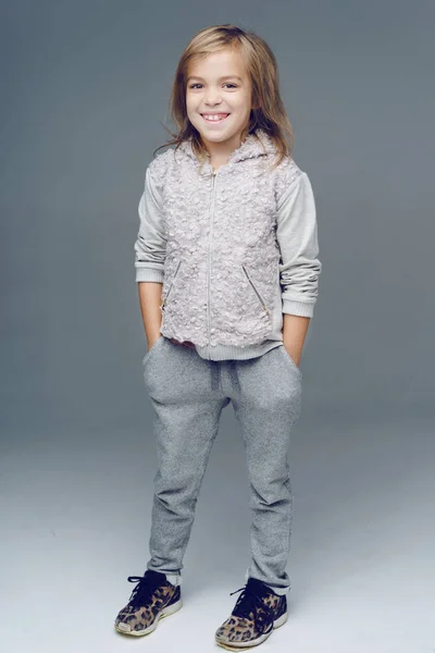 Портрет маленькой девочки в студии — стоковое фото