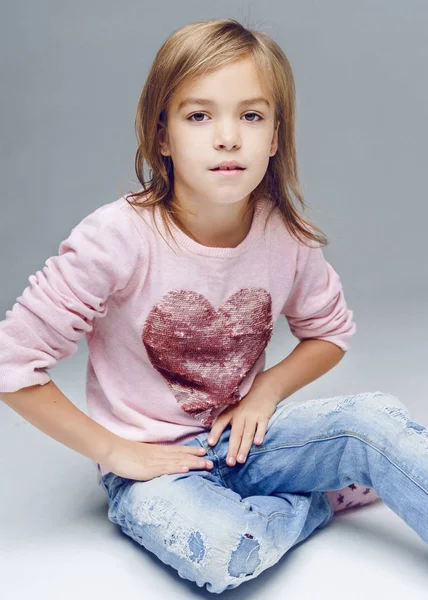 Ritratto di bambina in studio — Foto Stock