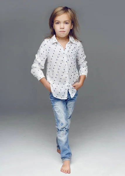 Retrato de niña en el estudio — Foto de Stock