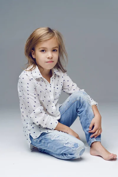 Portret van het meisje in de studio — Stockfoto