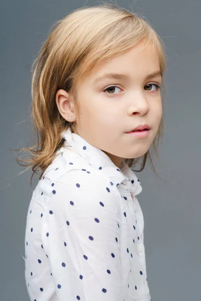 Portret van het meisje in de studio — Stockfoto