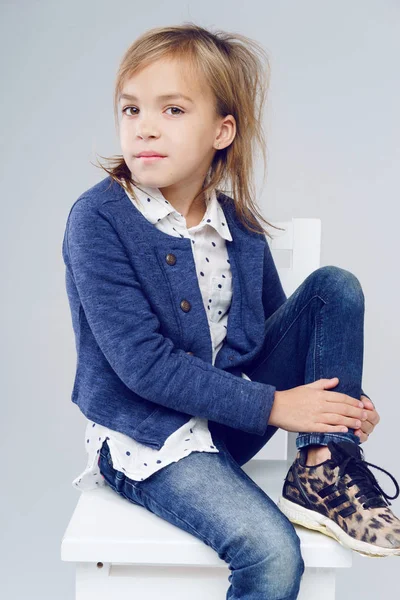 Retrato de niña en el estudio —  Fotos de Stock