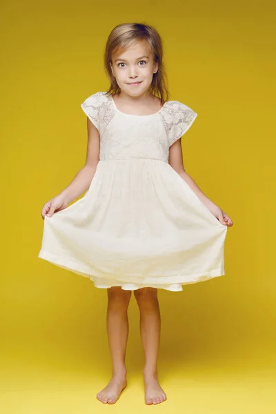 Porträt eines kleinen Mädchens im Atelier — Stockfoto