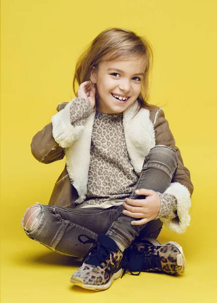 Portrait de petite fille en studio — Photo