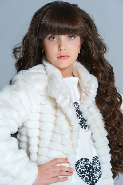 Retrato de niña en el estudio — Foto de Stock