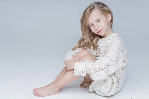 Portret van het meisje in de studio — Stockfoto