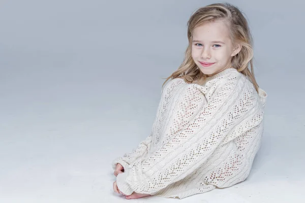 Portret van het meisje in de studio — Stockfoto