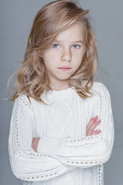 Портрет маленькой девочки в студии — стоковое фото