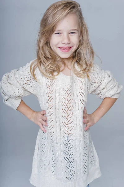 Portret van het meisje in de studio — Stockfoto