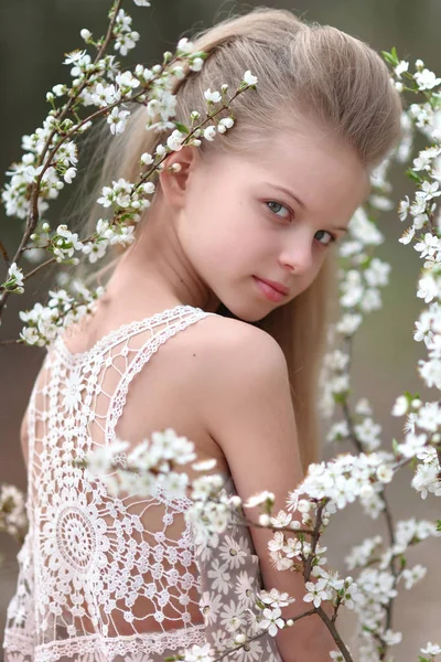 Portrait of little girl outdoors in spring; — Stock Photo, Image