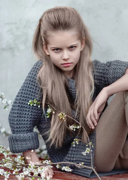 Retrato de niña al aire libre en primavera ; — Foto de Stock