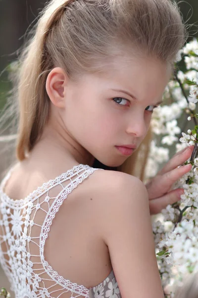 Portrait of little girl outdoors in spring; — Stock Photo, Image