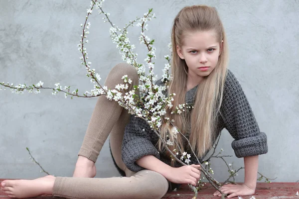 Portrait de petite fille en plein air au printemps ; — Photo