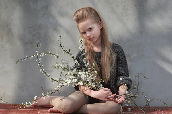 Porträtt av lilla flicka utomhus under våren; — Stockfoto
