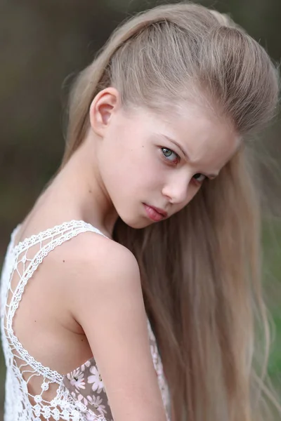 Portrait of little girl outdoors in spring; — Stock Photo, Image