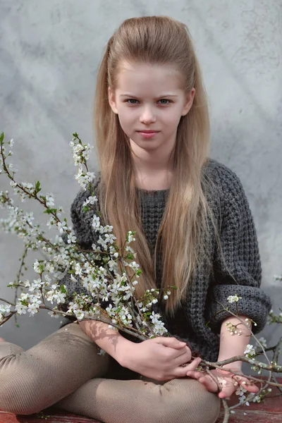 Portrét holčička venku na jaře; — Stock fotografie