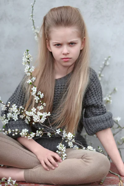 Portrait de petite fille en plein air au printemps ; — Photo