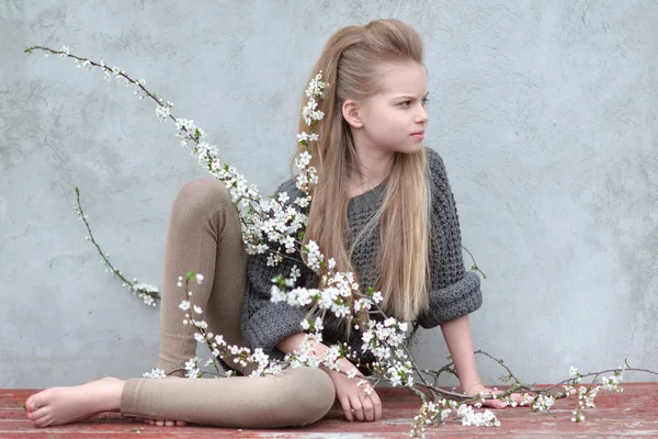 Retrato de niña al aire libre en primavera ; —  Fotos de Stock