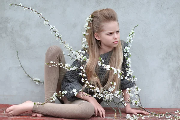 Portrait de petite fille en plein air au printemps ; — Photo