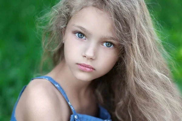 Portrait of little girl outdoors in spring; — Stock Photo, Image