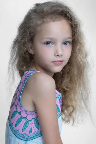 Retrato de niña al aire libre en primavera ; —  Fotos de Stock