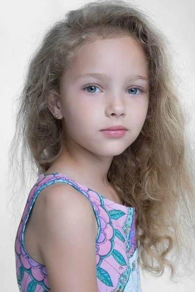 Retrato de niña al aire libre en primavera ; —  Fotos de Stock