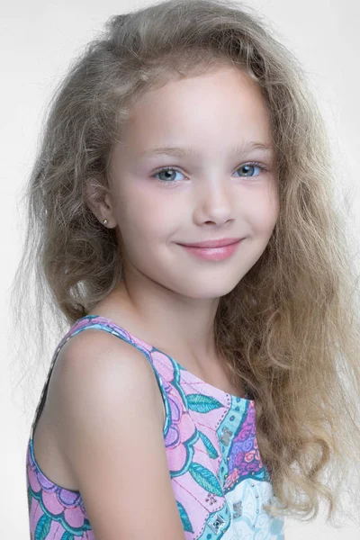 Portrait of little girl outdoors in spring; — Stock Photo, Image