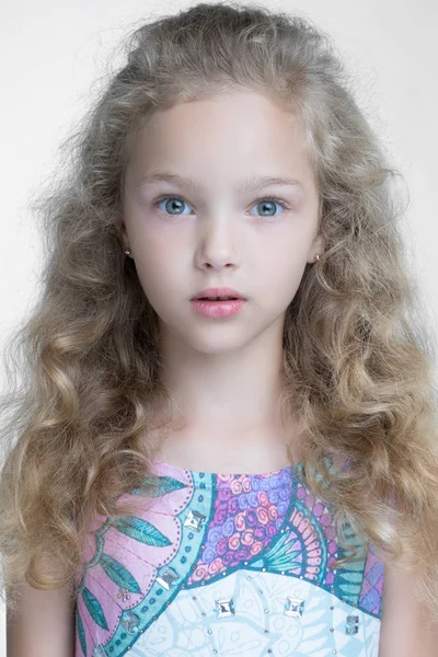 Retrato de niña al aire libre en primavera ; —  Fotos de Stock