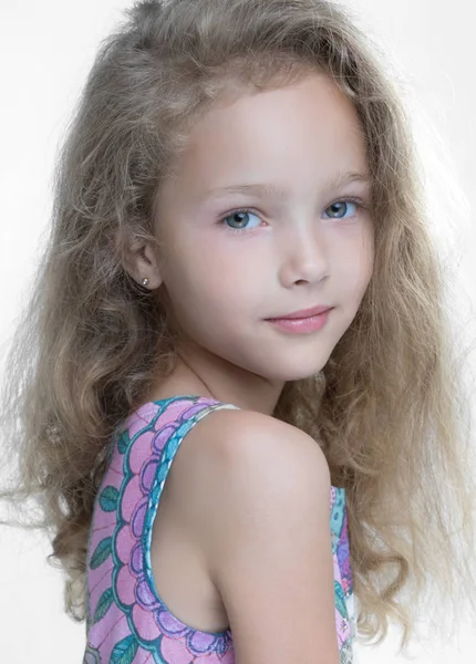 Porträt eines kleinen Mädchens im Frühling; — Stockfoto