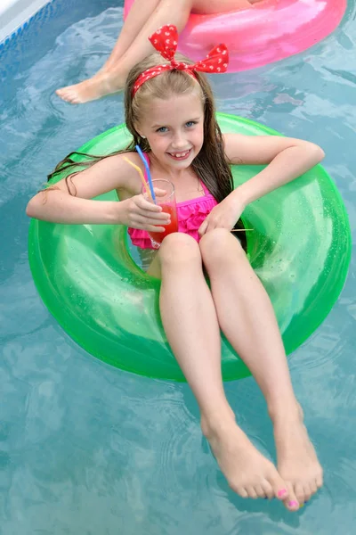 Ritratto di bambina in stile tropicale in piscina — Foto Stock