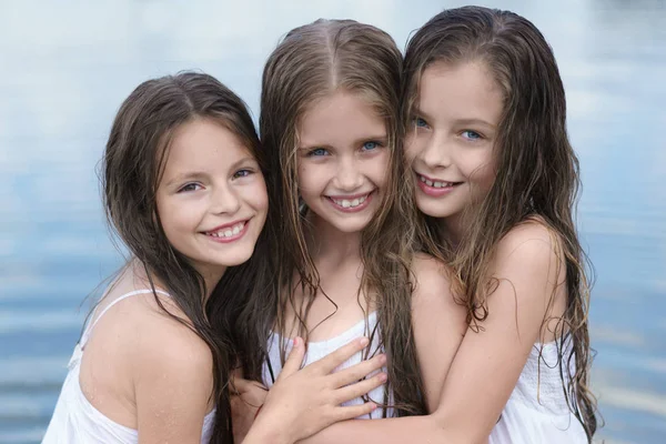 Retrato de três meninas na floresta namoradas — Fotografia de Stock